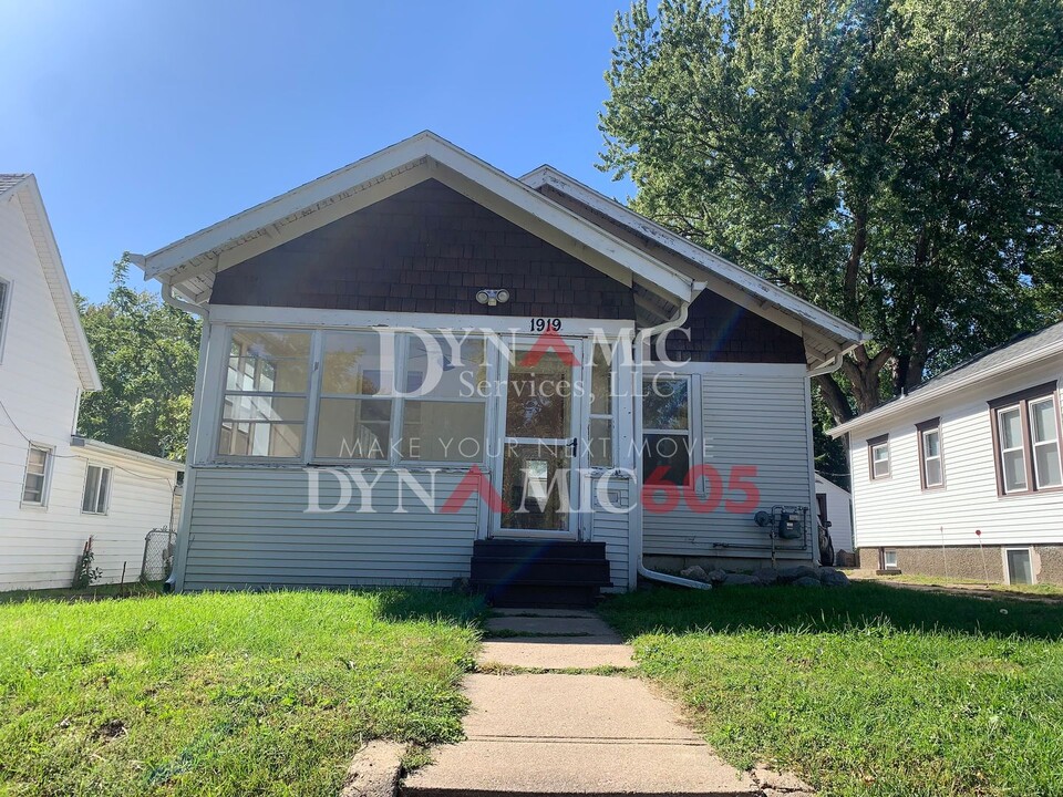 1919 S Duluth Ave in Sioux Falls, SD - Building Photo