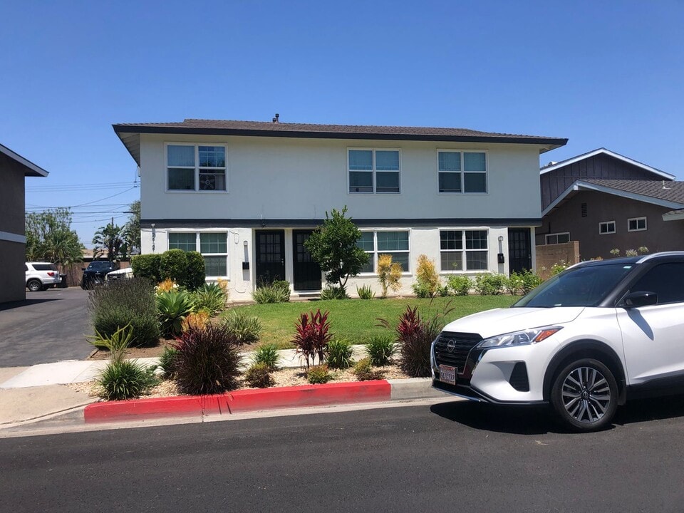 2121 W Palmyra Ave-Unit -B in Orange, CA - Building Photo