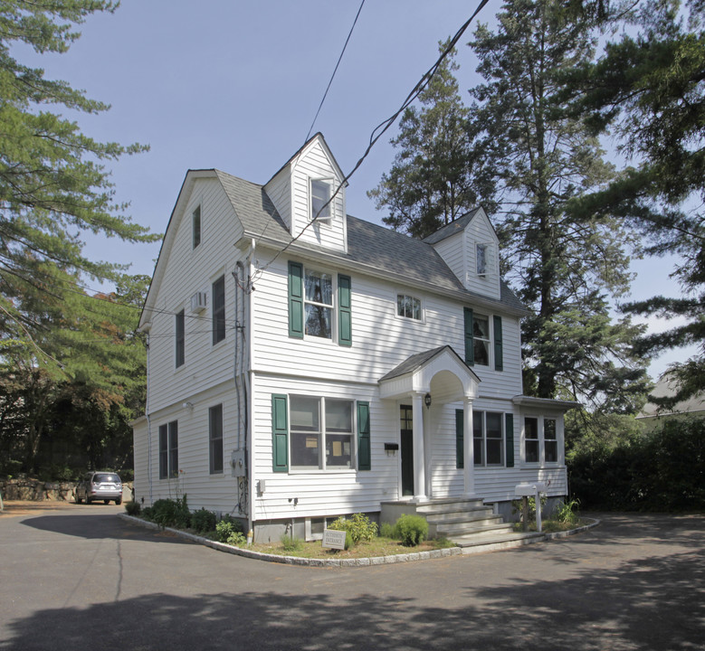 102 Glen Head Rd in Glen Head, NY - Foto de edificio