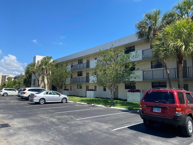 2420 Deer Creek Country Club Blvd in Deerfield Beach, FL - Building Photo - Building Photo