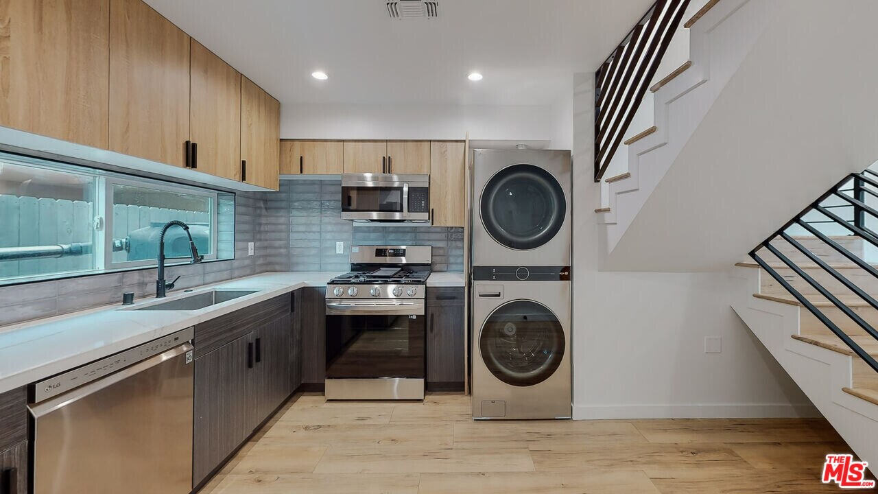 16010 Cantlay St in Los Angeles, CA - Building Photo