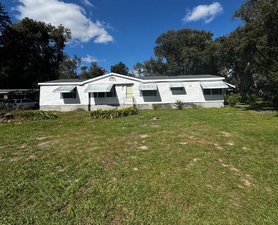 1827 Leesburg Blvd in Fruitland Park, FL - Building Photo