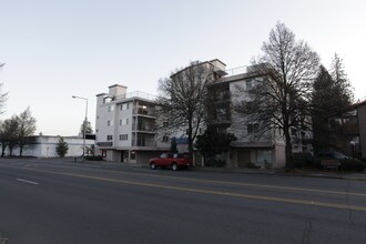 12056-12050 NE 15th Ave in Seattle, WA - Foto de edificio - Building Photo