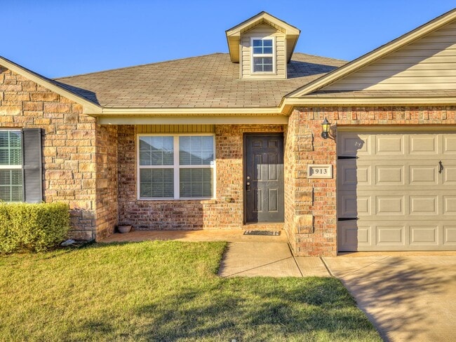 1913 W Oak Valley Way in Mustang, OK - Building Photo - Building Photo