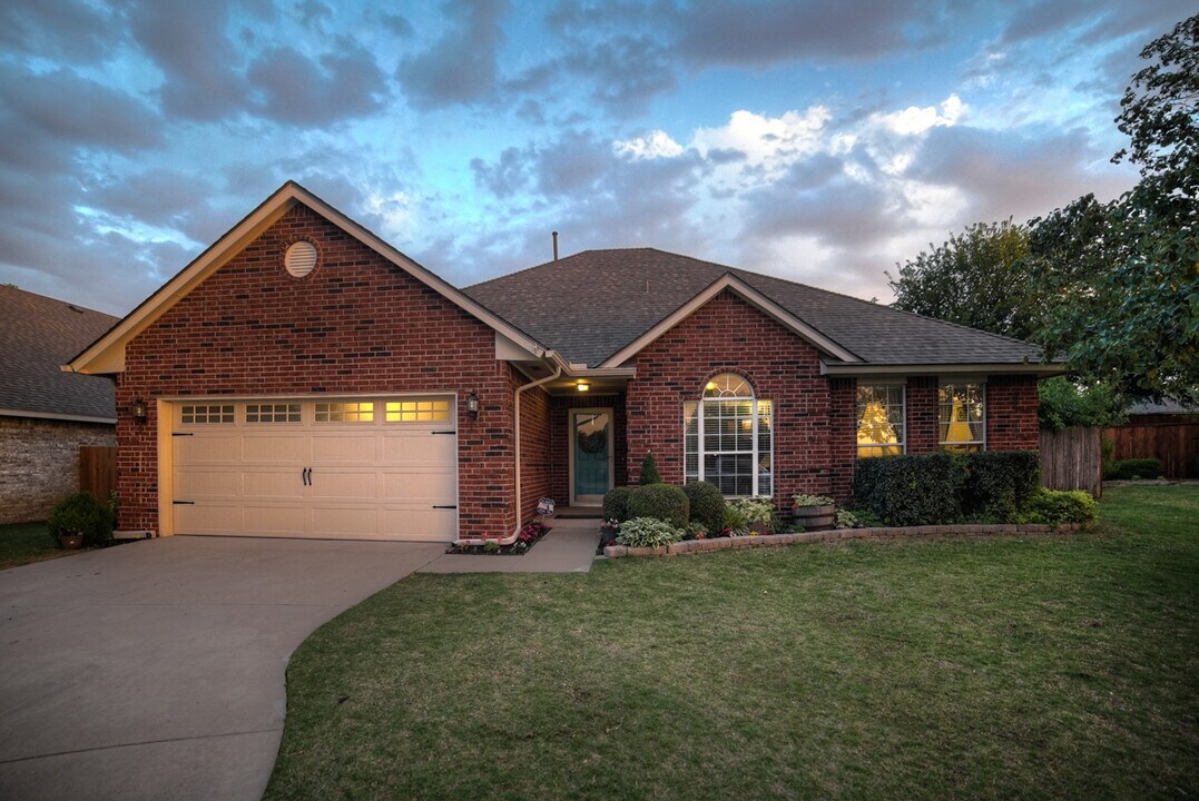 1800 Fawn Valley Ln in Edmond, OK - Building Photo