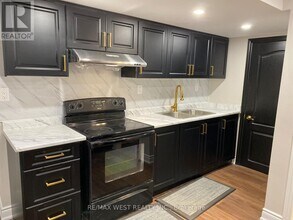 5481 Glen Erin Dr in Mississauga, ON - Building Photo - Building Photo