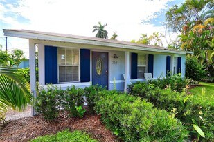 714 11th St N in Naples, FL - Building Photo