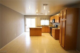 1830 Vista Pointe Ave in Henderson, NV - Building Photo - Building Photo