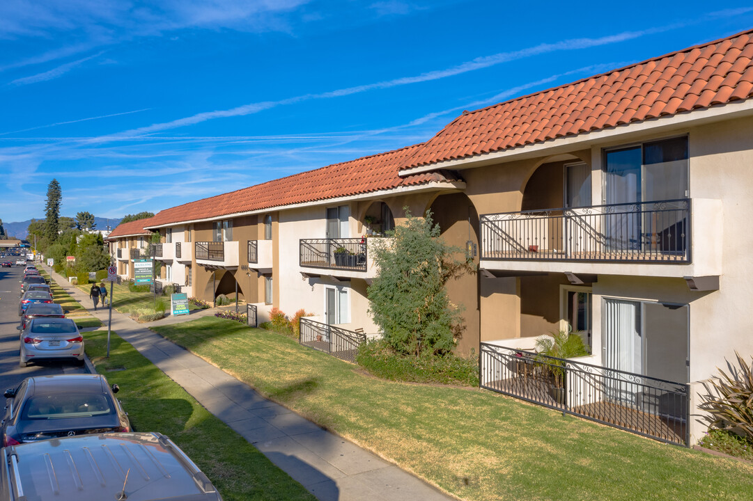 Carson Oakwood Apartments in Sherman Oaks, CA - Building Photo