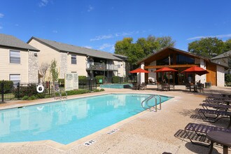 Pebble Creek Apartments in Austin, TX - Foto de edificio - Building Photo
