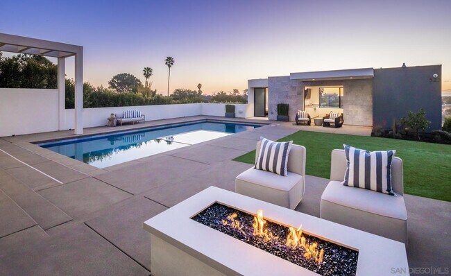 521 S Rios Ave in Solana Beach, CA - Foto de edificio - Building Photo
