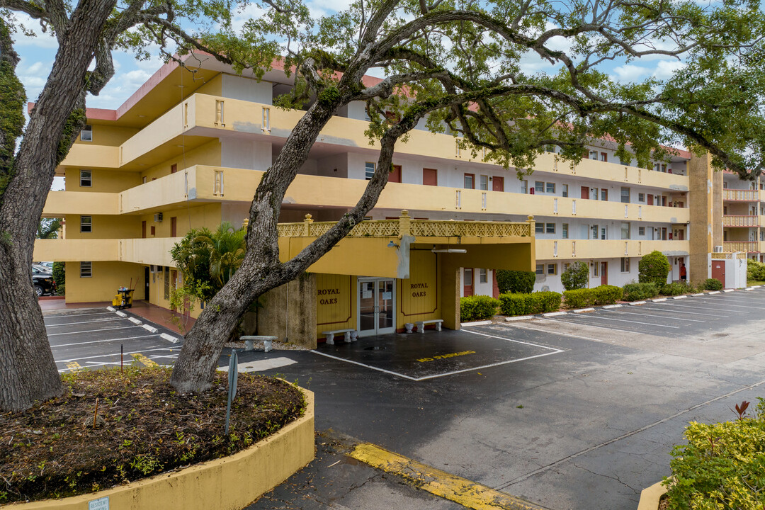 Royal Oaks Condominium in Miami, FL - Foto de edificio