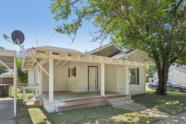302 S Wood St, Unit 1 in Cleburne, TX - Building Photo - Building Photo