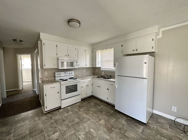 1422 Lakeview Rd in Clarksville, TN - Building Photo - Building Photo