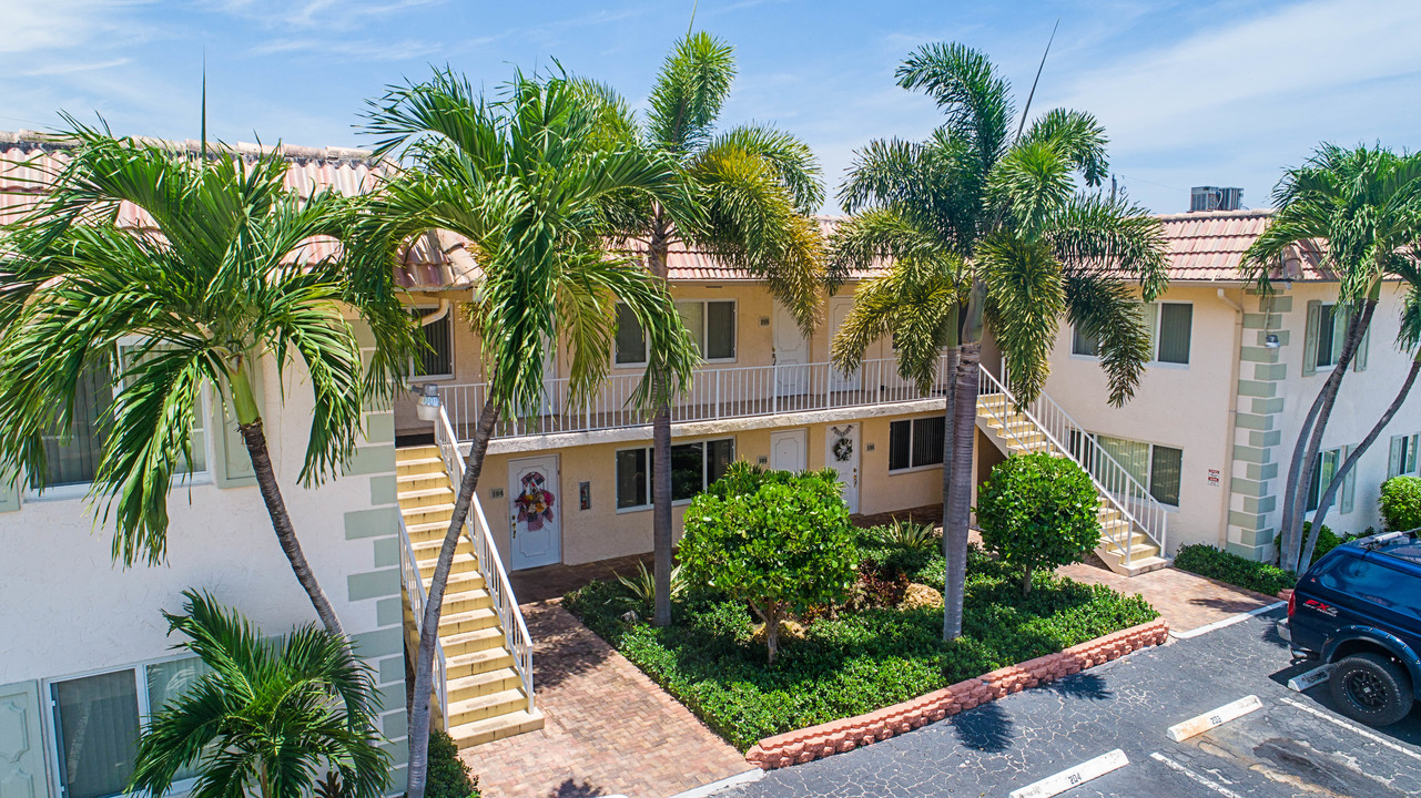 The Coco Palms in Lighthouse Point, FL - Building Photo