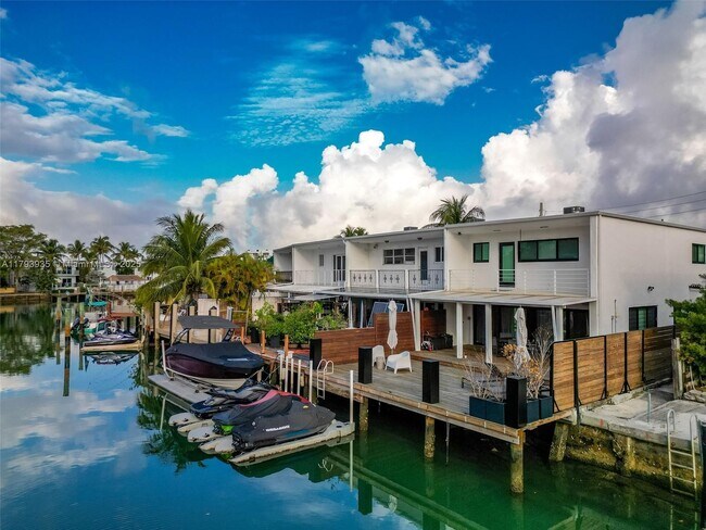 830 Raymond St in Miami, FL - Building Photo - Building Photo