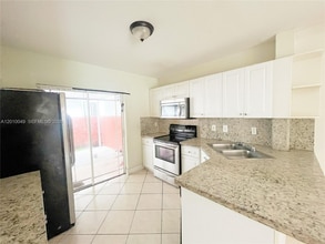 11051 W Okeechobee Rd, Unit 10-1 in Hialeah, FL - Foto de edificio - Building Photo