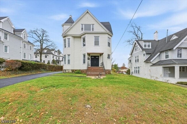 property at 162 Walnut St