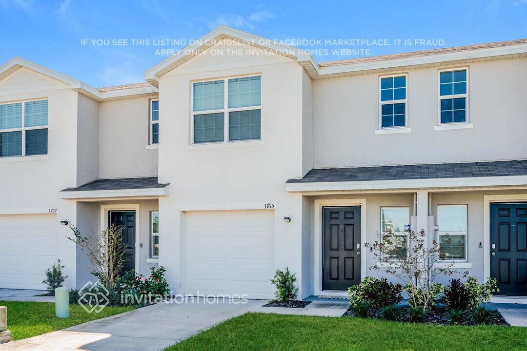 3765 Fulton Ferry Ln in Tampa, FL - Foto de edificio