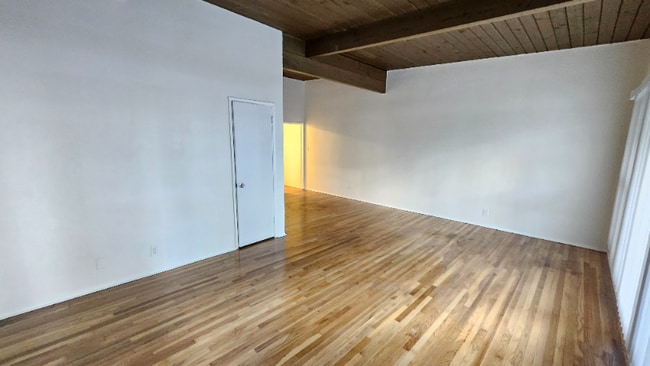 11032 Moorpark St in Los Angeles, CA - Foto de edificio - Building Photo