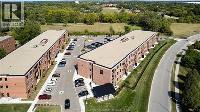 3180 Meadowbrook Ln in Windsor, ON - Building Photo - Building Photo