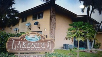 15619 SW 73rd Circle Ter, Unit 10-12 in Miami, FL - Building Photo