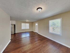 3985 Casa Verde Dr in College Park, GA - Foto de edificio - Building Photo