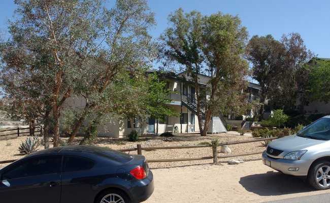 Heritage Desert Villa in Apple Valley, CA - Foto de edificio - Building Photo