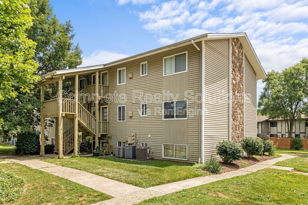 2042 Gascony Parc Dr in Lake St. Louis, MO - Building Photo
