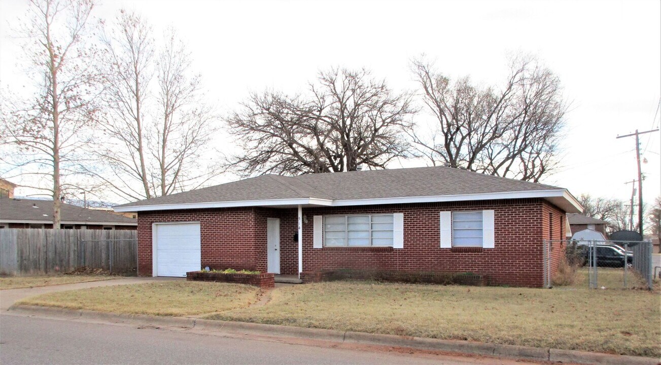 514 E College Ave in Weatherford, OK - Building Photo