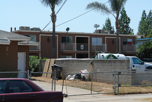1187 E Madison Ave in El Cajon, CA - Foto de edificio - Building Photo
