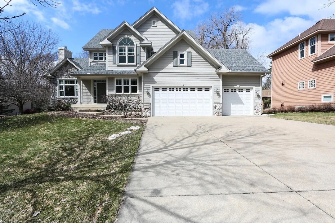 9324 Wilderness Cove in Eden Prairie, MN - Foto de edificio
