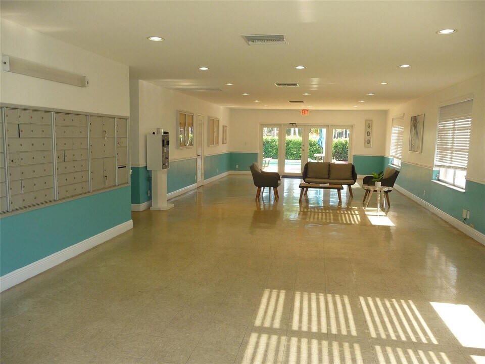 4500 N Federal Hwy, Unit 328D in Lighthouse Point, FL - Foto de edificio