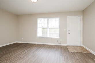 8047 Logan Dr in La Vergne, TN - Building Photo - Building Photo