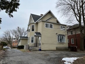 412 Kenwood Ave, Unit 1st Rear in Delmar, NY - Foto de edificio - Building Photo