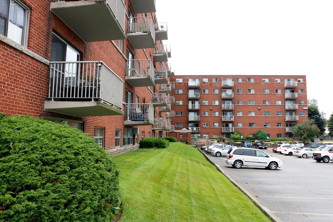 Residences on 14th in Hamilton, ON - Building Photo