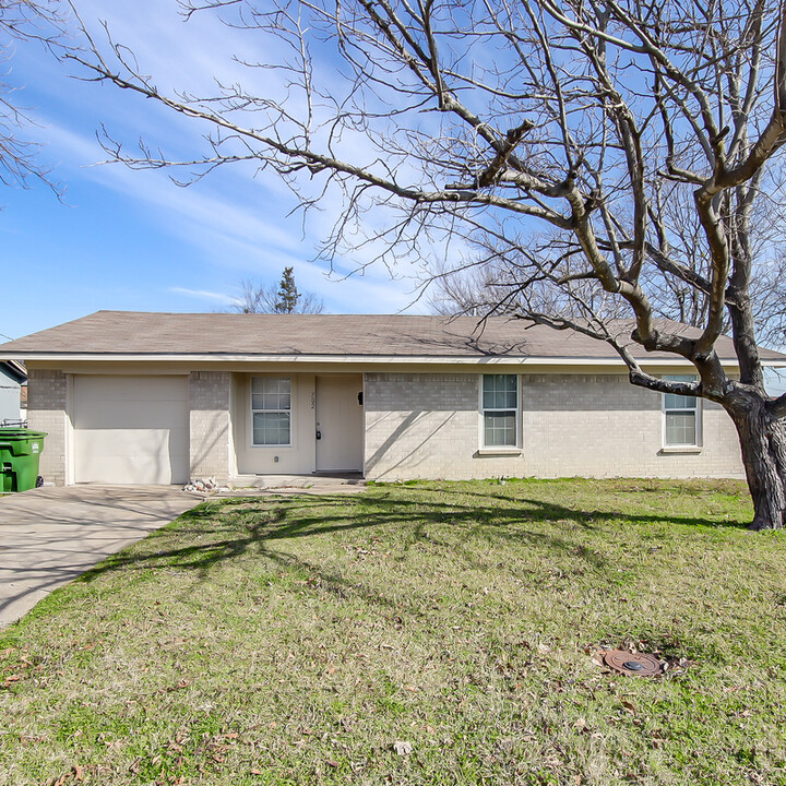 702 Catherine Ln in Seagoville, TX - Building Photo