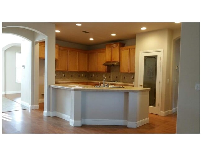 9769 Dartmoor Way in Elk Grove, CA - Building Photo - Building Photo