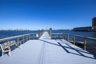 3040 Lake Shore Dr in Riviera Beach, FL - Foto de edificio - Building Photo