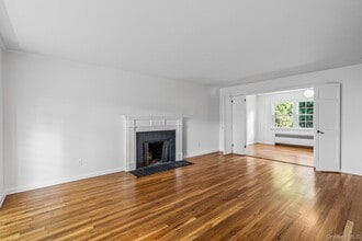 6 Roderick Ln in Garden City, NY - Building Photo - Building Photo