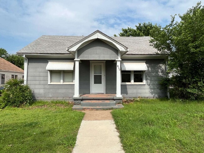 property at 810 S Monroe St