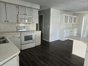 410 50th Ave Dr W in Bradenton, FL - Building Photo - Building Photo