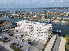 223 Island Way in Clearwater, FL - Building Photo