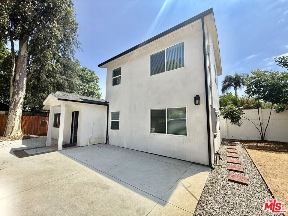 5756 Fallbrook Ave in Los Angeles, CA - Building Photo