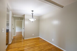 MEADOWBROOK GARDENS APARTMENTS in Parsippany, NJ - Building Photo - Interior Photo