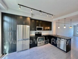 625 Boynton Pl in Kelowna, BC - Building Photo