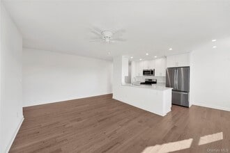 305 Sixth Ave in Pelham, NY - Foto de edificio - Building Photo