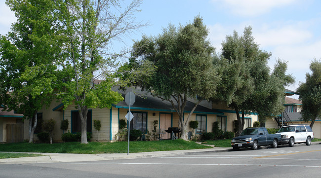 501 W Limited Ave in Lake Elsinore, CA - Foto de edificio - Building Photo