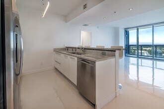 601 NE 36th St, Unit Blue in Miami, FL - Foto de edificio - Building Photo