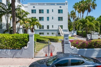 Helios Apartments Miami Beach in Miami Beach, FL - Building Photo - Building Photo